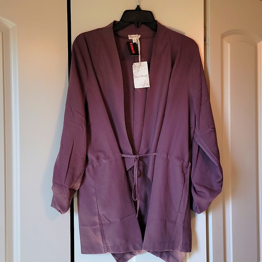 NWT adjustable sleeve lightweight jacket with pockets.